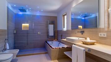 Badewanne, Haartrockner, Handtücher