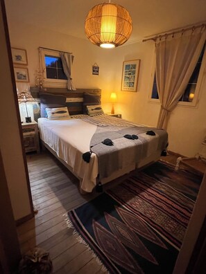 4 habitaciones, escritorio y tabla de planchar con plancha 
