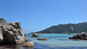 Plage à proximité, chaises longues, serviettes de plage