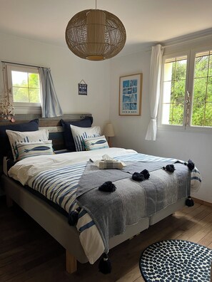 4 bedrooms, desk, iron/ironing board, travel crib