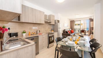 Appartamento Standard, 1 camera da letto | Cucina privata | Frigorifero con congelatore, microonde, forno, piano cottura