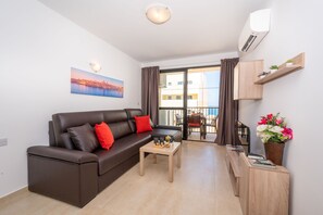 标准公寓, 1 间卧室 | 起居区 | 43-英寸电视（配备卫星频道）