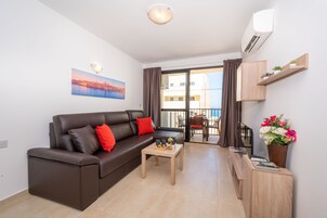 Apartamento estándar, 1 habitación | Zona de estar | Televisión de 43 pulgadas con canales por satélite