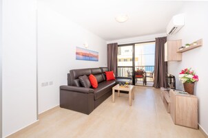 Apartamento estándar, 1 habitación | Zona de estar | Televisión de 43 pulgadas con canales por satélite