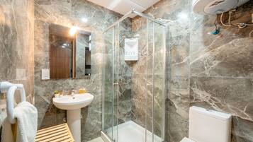 Ducha, artículos de tocador ecológicos, secador de pelo, toallas