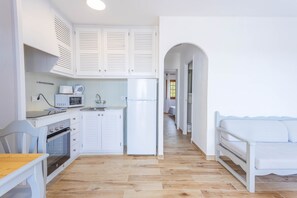 Fridge, microwave, oven, stovetop - Apartment 'Son Bou Gardens Sup 2' with Sea View, Shared Pool and Wi-Fi (Menorca)