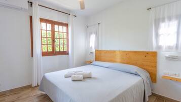 2 slaapkamers, een strijkplank/strijkijzer, gratis wifi, beddengoed