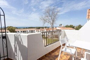 Property grounds - Apartment 'Son Bou Gardens Sup 2' with Sea View, Shared Pool and Wi-Fi (Menorca)