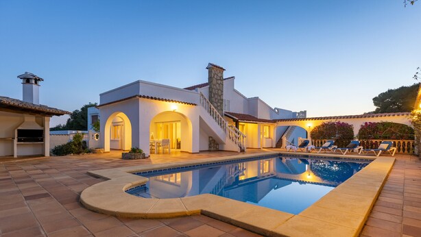 A modern house with a swimming pool, outdoor seating, and a staircase leading to the entrance. - Villa PONTE VECCHIO by Abahana Villas (Teulada)