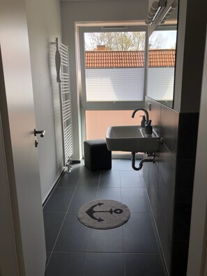 Shower, hair dryer, towels, soap - Elbblick 1, right on the Dove Elbe, close to the city (Hamburg)