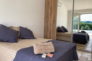 2 bedrooms, desk, iron/ironing board, free WiFi - Echappée en Provence
Villa with 2 apartments around a swimming pool.  (Rochegude)