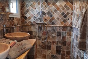 Een douche, een haardroger, handdoeken, zeep