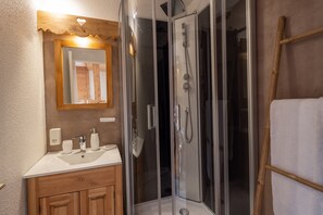 Shower, towels - Apartment "Amanuq Lovely Apartment" with Mountain View, Private Balcony & Wi-Fi (Chamonix-Mont-Blanc)