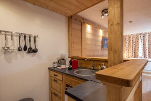 Interior - Apartment "Amanuq Lovely Apartment" with Mountain View, Private Balcony & Wi-Fi (Chamonix-Mont-Blanc)