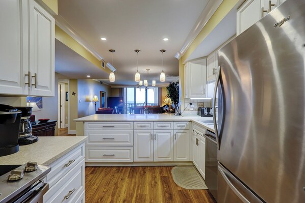 Refrigerador, microondas, lavavajillas y utensilios de cocina 