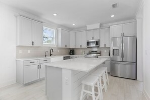 Kjøleskap, mikrobølgeovn, ovn og oppvaskmaskin