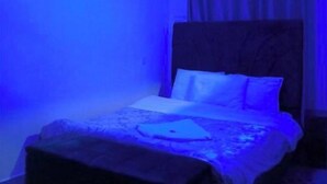 A bedroom with a bed, a bedside table, and a headboard. - Serene 2 bedroom apartment in the heart of Nakuru (Nakuru)