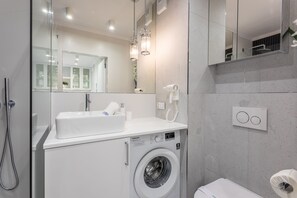 Dusche, Haartrockner, Handtücher, Seife