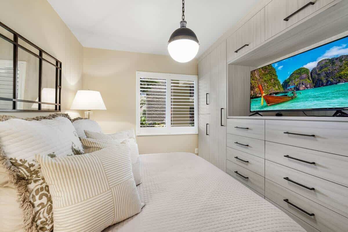 Desk, iron/ironing board, WiFi, bed sheets