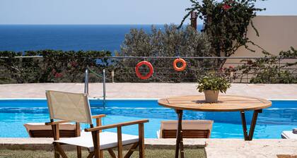 Five Bedrooms, 6 Bathrooms House with Communal Pool