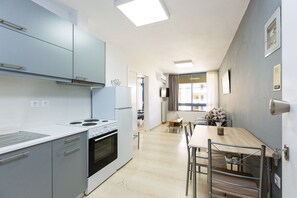 Kjøleskap, ovn, kaffetrakter/tekoker og vannkoker