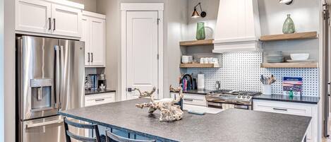 冷蔵庫、電子レンジ、オーブン、コンロ