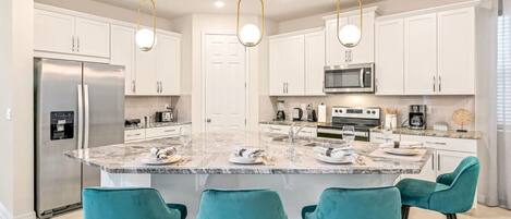 Kjøleskap, mikrobølgeovn, ovn og kokeplater