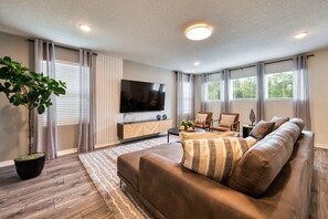 TV, offices - Family Fun Pool & Game Room, 7 Mi to Disney Magic! (Kissimmee)
