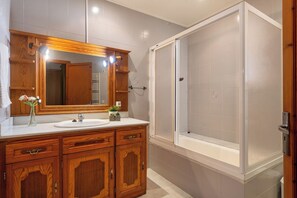 Sèche-cheveux, serviettes fournies