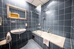 Comfort dubbelrum eller tvåbäddsrum | Badrum | Gratis toalettartiklar, hårtork, handdukar och tvål