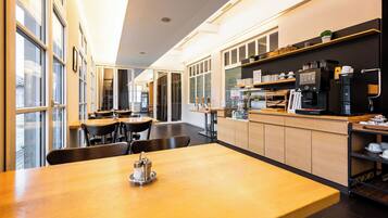 Tägliches Frühstück mit Selbstbedienung (5 EUR pro Person)