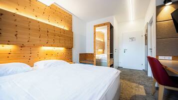 Superior-Doppel- oder -Zweibettzimmer | 1 Schlafzimmer, Allergikerbettwaren, Zimmersafe, Schreibtisch