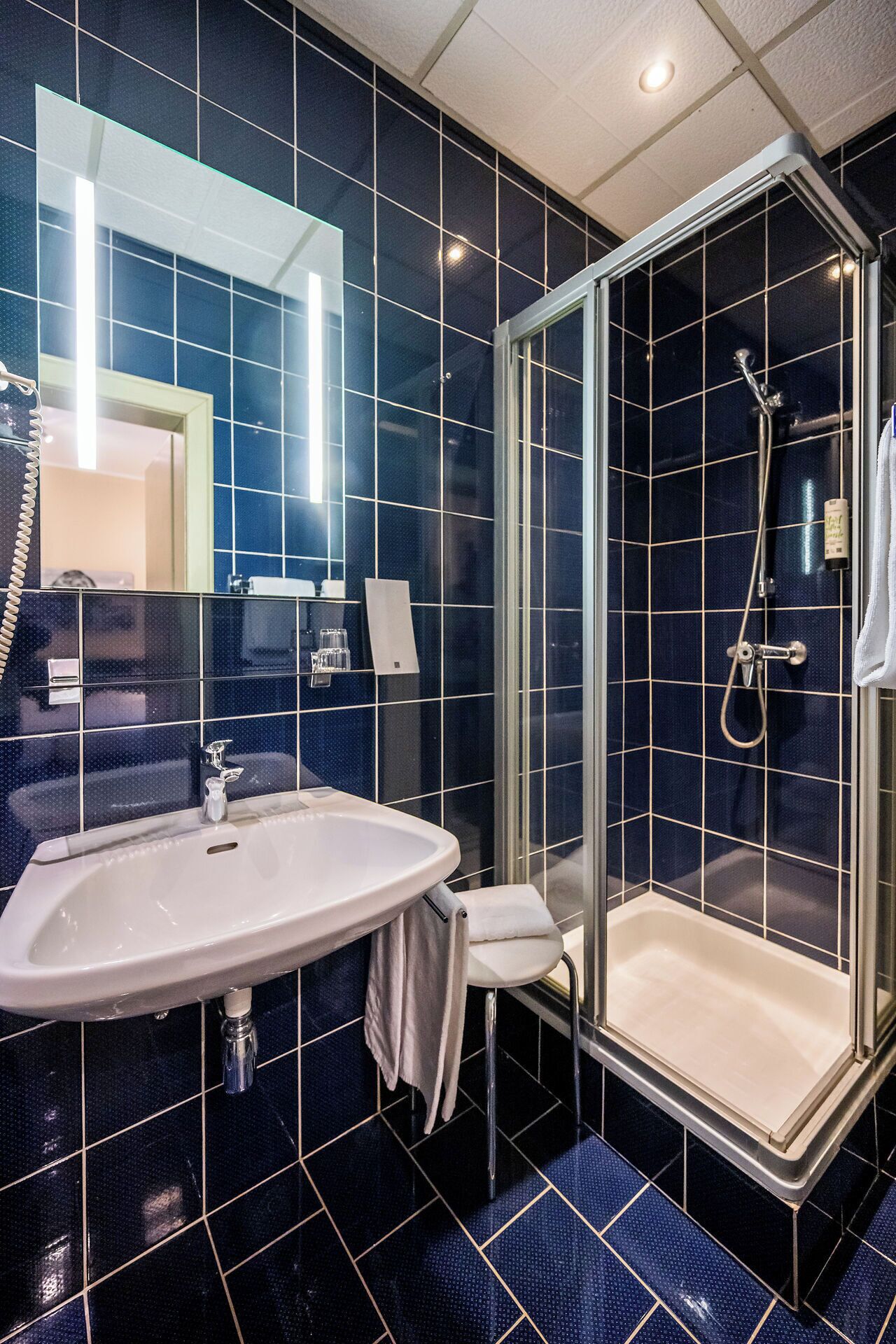 Habitación individual económica | Baño | Amenidades de baño gratuitas, secadora de cabello, toallas, jabón 