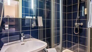 Habitación individual económica | Baño | Amenidades de baño gratuitas, secadora de cabello, toallas, jabón