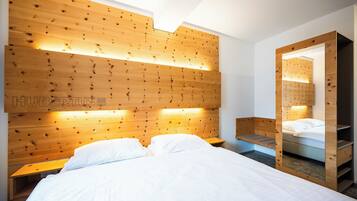 Habitación superior con 1 cama matrimonial o 2 individuales | Ropa de cama hipoalergénica y caja de seguridad en la habitación