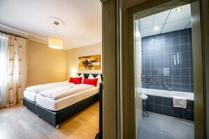 Kahden hengen comfort-huone (yksi tai kaksi sänkyä) | Kylpyhuone | Ilmaiset hygieniatuotteet, hiustenkuivaaja, pyyhkeet, saippua