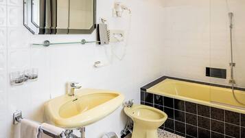 Ein Badezimmer mit Waschbecken, Bidet und Badewanne.