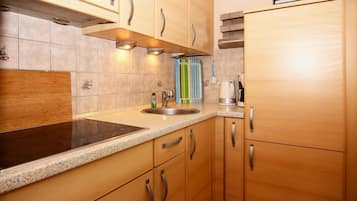 Refrigerador, microondas, parrilla de estufa y cafetera y tetera