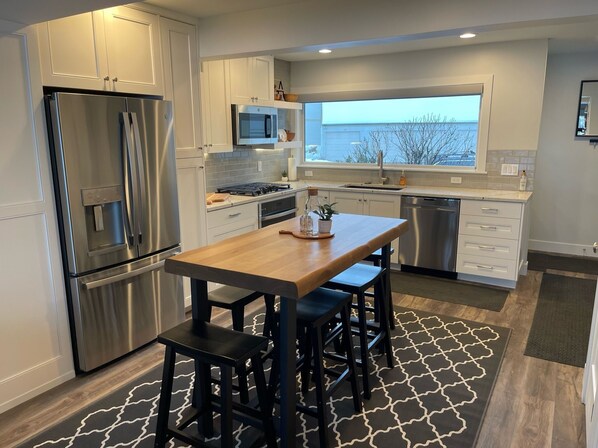 Refrigerador, microondas, horno y parrilla de estufa 