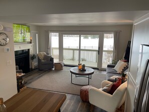 Smart TV, chimenea y libros 