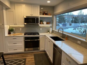 Refrigerador, microondas, horno y parrilla de estufa 