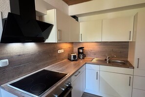 Réfrigérateur, un four, surface de cuisson, cafetière-théière