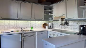 Kühlschrank, Ofen, Herdplatte, Geschirrspüler