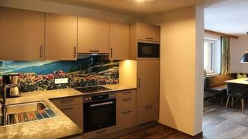 JÀÀkaappi, mikroaaltouuni, liesi, astianpesukone