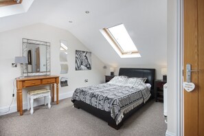 3 bedrooms, desk, WiFi, bed sheets