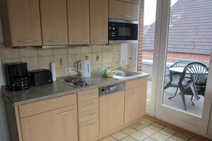 Kühlschrank, Mikrowelle, Herdplatte, Geschirrspüler