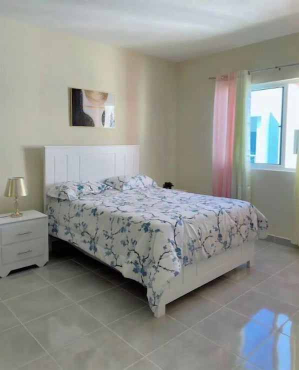 2 habitaciones, escritorio, tabla de planchar con plancha y wifi 