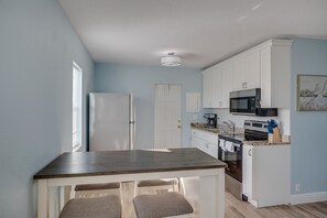 Fridge, microwave, stovetop, coffee/tea maker - Stunning 2/1 apt. on 4 acres (Sebastian)