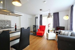 Een televisie en een open haard