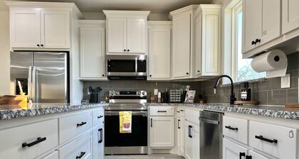 Peaceful Getaway in Granbury with Private Fishing & Gameroom